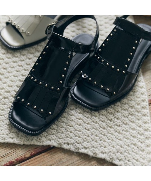 スタッズ付きキルトタッセルサンダル