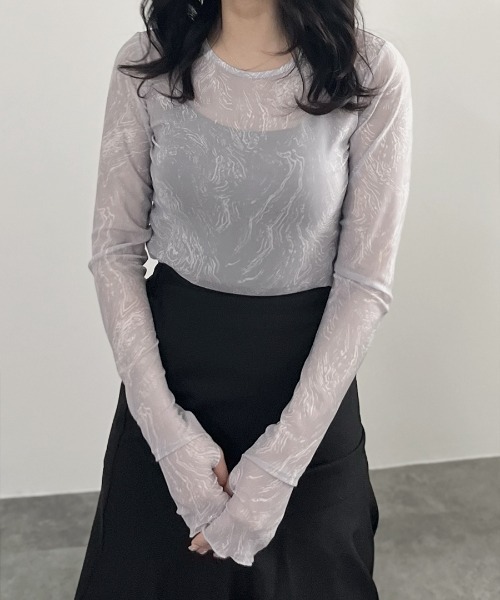 Reurie'(レウリィ)の「シアーニュアンスプリントトップス/sheer nuance pattern top 長袖 クルーネック シースルー 透け感 パターン マーブル ニュアンス 線画 カジュアル 韓国 Y2K 重ね着 レイヤード チャコールグレー グレー モノトーン 大人モノトーン(Tシャツ/カットソー・レディース・ライトグレー/ホワイト/チャコールグレー・FREE)」の4枚目の写真