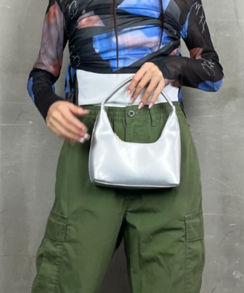 ｔｏｌｅｎｅ（トレネ）の「フェイクレザーワンハンドルハンドバッグ（ハンドバッグ・レディース・シルバー/ブラック/ホワイト・ONE SIZE）」の13枚目の写真