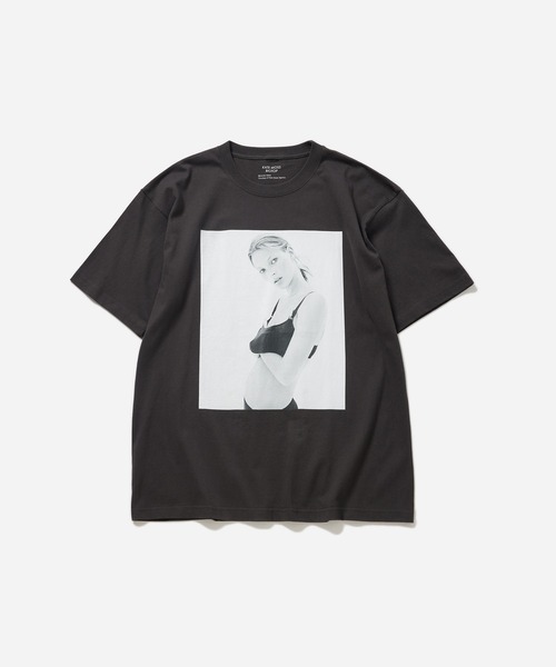 BIOTOP（ビオトープ）の「【Kate Moss by David Sims】Photo T-shirts（Tシャツ/カットソー・メンズ・ホワイト/ブラック・M/L/XL）」の2枚目の写真