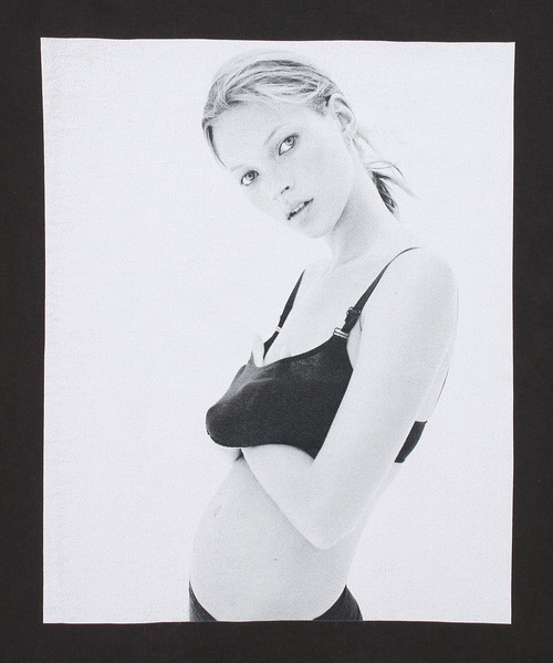BIOTOP（ビオトープ）の「【Kate Moss by David Sims】Photo T-shirts（Tシャツ/カットソー・メンズ・ホワイト/ブラック・M/L/XL）」の4枚目の写真
