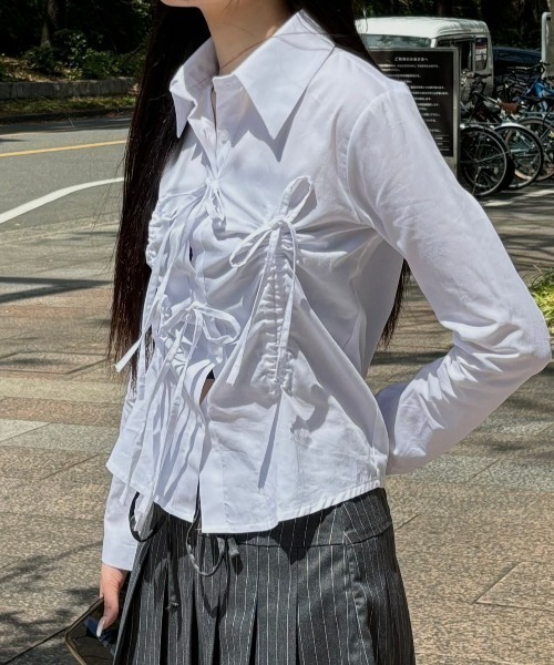 Never mind the XU / Chikashitsu+（ネバーマインド ザ エックスユー / チカシツプラス）の「韓国ファッション nmtc + エヌエムティーシープラス ribbon crop shirt リボンシャツ リボンブラウス 長袖トップス 長袖シャツ カットソー シャーリングトップス バレエコア Y2Kファッション（シャツ/ブラウス・レディース・ブラック/ホワイト/ライトピンク・ONE SIZE）」の9枚目の写真