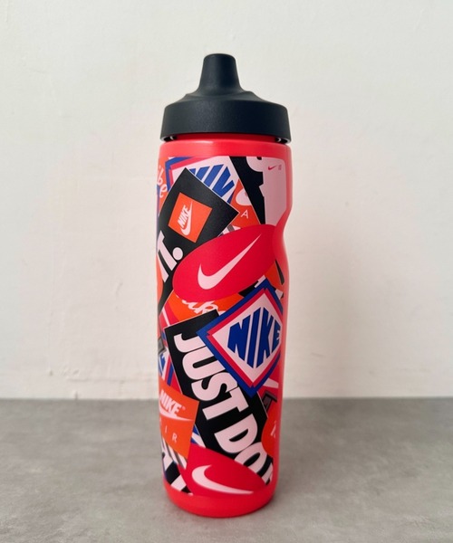 NIKE(ナイキ)の「Nike(ナイキ)/ リフュエル スクイズボトル スポーツボトル ウォーターボトル 水筒 24oz 700ml グラフィック(水筒・メンズ・その他2/その他1/その他3・FREE)」の2枚目の写真