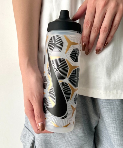 NIKE(ナイキ)の「Nike(ナイキ)/ リフュエル スクイズボトル スポーツボトル ウォーターボトル 水筒 24oz 700ml グラフィック(水筒・メンズ・その他2/その他1/その他3・FREE)」の3枚目の写真