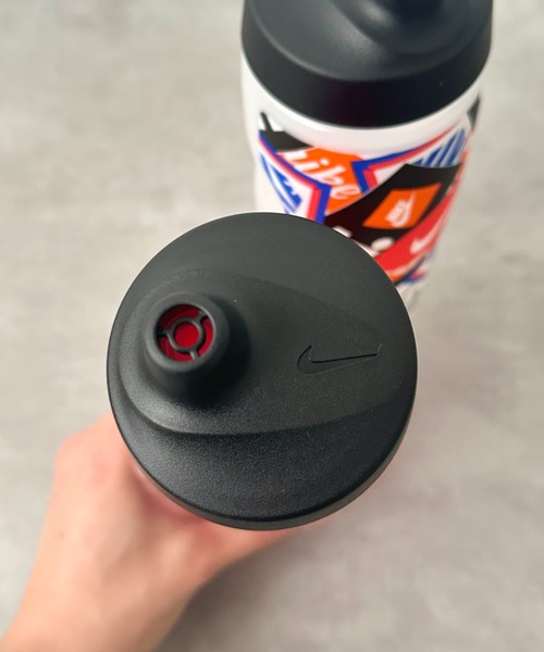 NIKE(ナイキ)の「Nike(ナイキ)/ リフュエル スクイズボトル スポーツボトル ウォーターボトル 水筒 24oz 700ml グラフィック(水筒・メンズ・その他2/その他1/その他3・FREE)」の10枚目の写真
