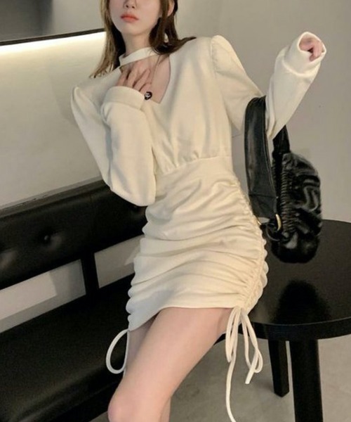 Nia(ニア)の「Nia(ニア)/Vネックチョーカー風 シャーリングワンピース(ワンピース・レディース・ブラック/アイボリー・LARGE/MEDIUM/X-LARGE)」の4枚目の写真