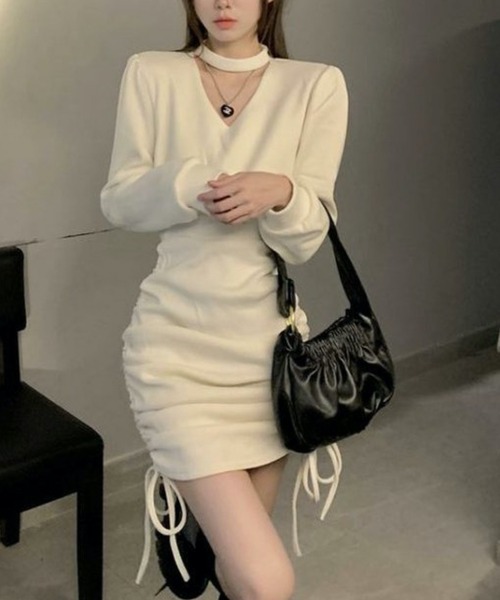 Nia(ニア)の「Nia(ニア)/Vネックチョーカー風 シャーリングワンピース(ワンピース・レディース・ブラック/アイボリー・LARGE/MEDIUM/X-LARGE)」の5枚目の写真