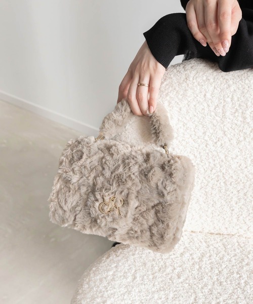 RANDA（ランダ）の「【一部WEB限定カラー】2WAY モノグラムパーツファーバッグ（ショルダーバッグ・レディース・グレイッシュベージュ/ピンク/アイボリー/ブルー・FREE）」の3枚目の写真