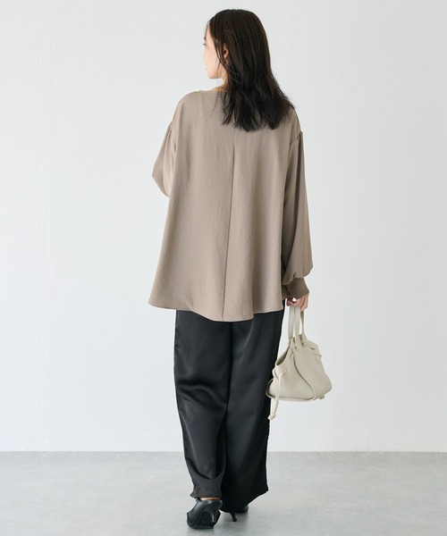 LAVEANGE（ラビアンジェ）の「【洗える】ウエストタックブラウス（シャツ/ブラウス・レディース・ブラック/オフホワイト/モカ・M/LL/3L/4L/5L）」の21枚目の写真