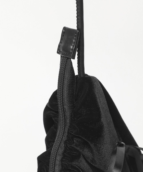 FOREVER 21（フォーエバー トゥエンティーワン）の「ベロアショルダーバッグ（ショルダーバッグ・レディース・グレー/ブラック・FREE）」の9枚目の写真