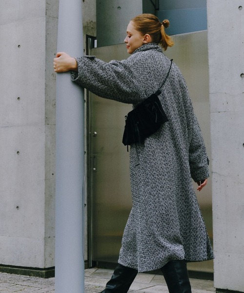 FOREVER 21（フォーエバー トゥエンティーワン）の「ベロアショルダーバッグ（ショルダーバッグ・レディース・グレー/ブラック・FREE）」の17枚目の写真