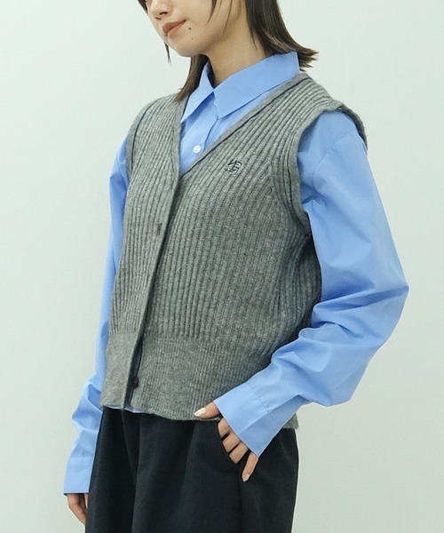 HEILIS(ヘイリス)の「Vネック刺繍入りラインニットベスト / ワンポイント カレッジ スクール フレンチ シティガール 韓国(ベスト・レディース・ネイビー/グレー/アイボリー・FREE)」の21枚目の写真