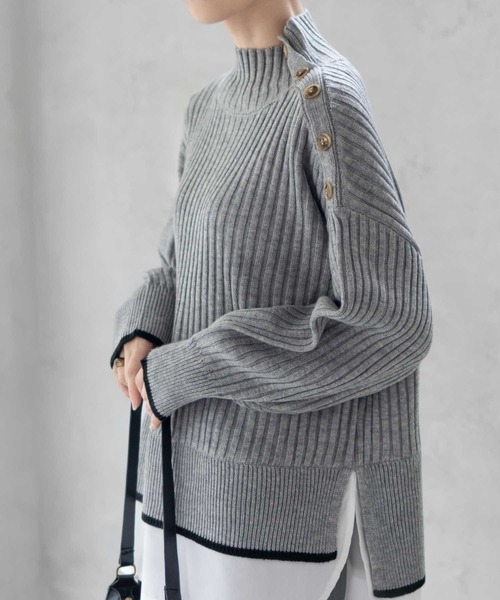 NAVY(ネイビー)の「nAvy 洗えるニット 肩ボタンフェイクレイヤードハイネック(ニット/セーター・レディース・オレンジ/ベージュ/ホワイト×ブラック/ブルーグリーン/杢グレー・フリー)」の3枚目の写真