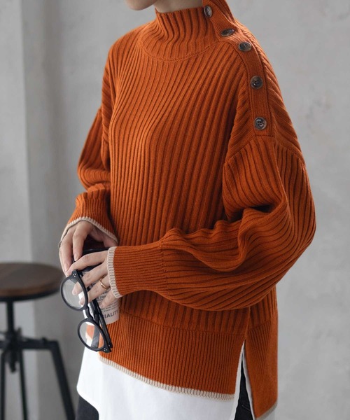 NAVY(ネイビー)の「nAvy 洗えるニット 肩ボタンフェイクレイヤードハイネック(ニット/セーター・レディース・オレンジ/ベージュ/ホワイト×ブラック/ブルーグリーン/杢グレー・フリー)」の5枚目の写真