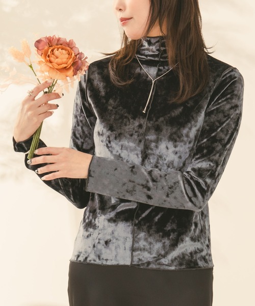 Os accessory(オズアクセサリー)の「Os -オズ- 前後2WAY クラッシュベロア メロウトップス(Tシャツ/カットソー・レディース・チャコールグレー/ブラック/ゴールド・FREE)」の4枚目の写真