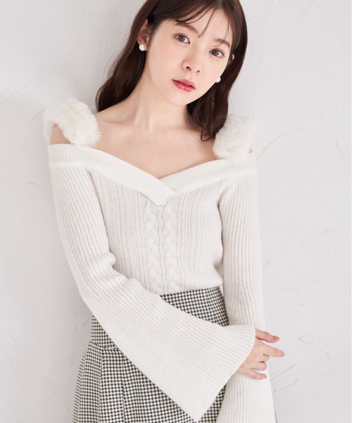 tocco closet（トッコ　クローゼット）の「肩ファー付きケーブルニットプルオーバー（ニット/セーター・レディース・オフホワイト/グレイッシュブルー・M）」の2枚目の写真