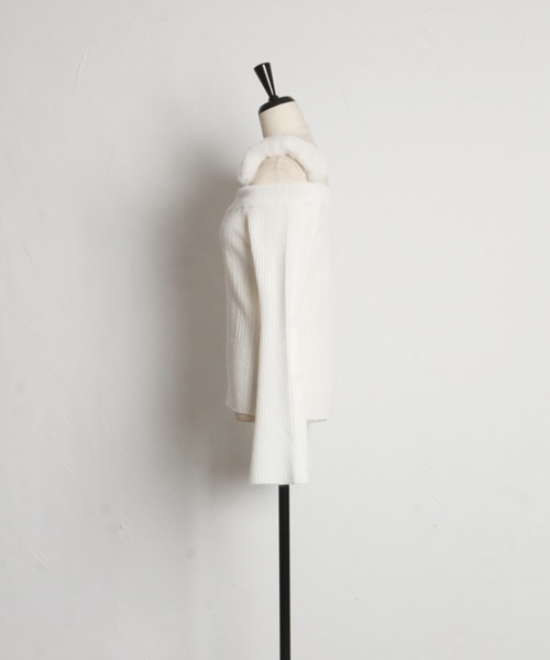 tocco closet（トッコ　クローゼット）の「肩ファー付きケーブルニットプルオーバー（ニット/セーター・レディース・オフホワイト/グレイッシュブルー・M）」の5枚目の写真