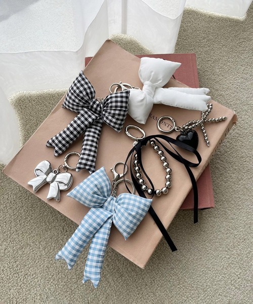 one after another NICE CLAUP（ワンアフターアナザーナイスクラップ）の「パディングリボンチャーム（チャーム・レディース・サックスブルー系/ホワイト/ブラック系・FREE）」の8枚目の写真