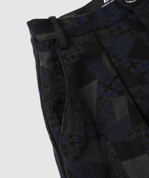 ANREALAGE(アンリアレイジ)の「PATCHWORK JACQUARD TUCKED SKIRT(スカート・レディース・ネイビー/グレー・36)」の4枚目の写真