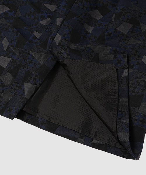 ANREALAGE(アンリアレイジ)の「PATCHWORK JACQUARD TUCKED SKIRT(スカート・レディース・ネイビー/グレー・36)」の6枚目の写真