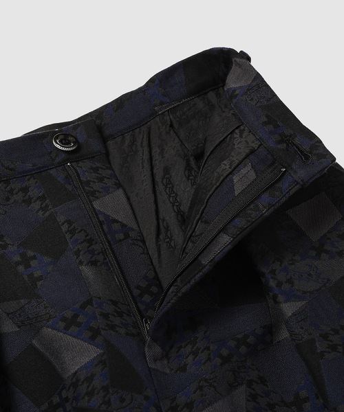 ANREALAGE(アンリアレイジ)の「PATCHWORK JACQUARD TUCKED SKIRT(スカート・レディース・ネイビー/グレー・36)」の7枚目の写真