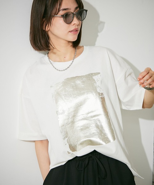 NUNIFE（ユニフィー）の「【NUNIFE/WEB限定】箔プリントBIGT（Tシャツ/カットソー・レディース・アイボリー/スミクロ/オフホワイト・FREE/SMALL/MEDIUM）」の4枚目の写真