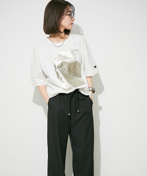 NUNIFE（ユニフィー）の「【NUNIFE/WEB限定】箔プリントBIGT（Tシャツ/カットソー・レディース・アイボリー/スミクロ/オフホワイト・FREE/SMALL/MEDIUM）」の11枚目の写真