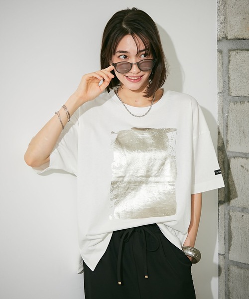 NUNIFE（ユニフィー）の「【NUNIFE/WEB限定】箔プリントBIGT（Tシャツ/カットソー・レディース・アイボリー/スミクロ/オフホワイト・FREE/SMALL/MEDIUM）」の5枚目の写真