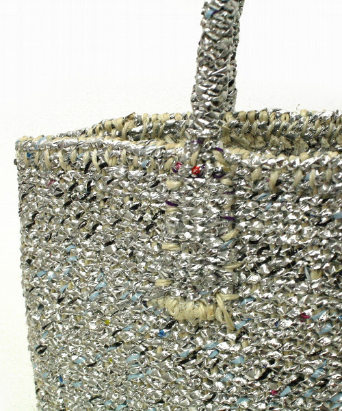 UNBILLION（アンビリオン）の「アフリカンスクエアー AFRICANSQUARE / プラスチックサイザルバッグ共手9インチ（かごバッグ・レディース・シルバー・FREE）」の5枚目の写真