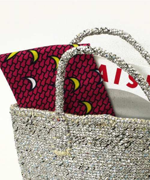 UNBILLION（アンビリオン）の「アフリカンスクエアー AFRICANSQUARE / プラスチックサイザルバッグ共手9インチ（かごバッグ・レディース・シルバー・FREE）」の3枚目の写真