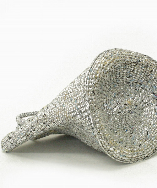 UNBILLION（アンビリオン）の「アフリカンスクエアー AFRICANSQUARE / プラスチックサイザルバッグ共手9インチ（かごバッグ・レディース・シルバー・FREE）」の4枚目の写真