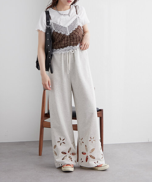 w closet(ダブルクローゼット)の「【2サイズ展開】フラワーアイレットスウェットパンツ(その他パンツ・レディース・グレー/アイボリー・0/1)」の3枚目の写真