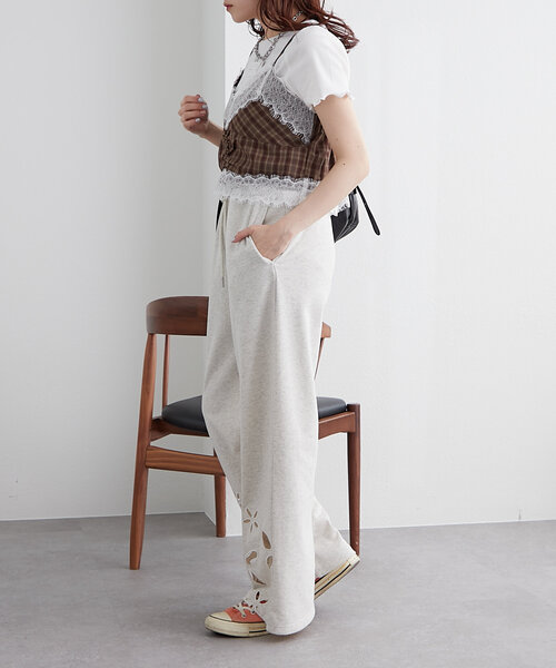 w closet(ダブルクローゼット)の「【2サイズ展開】フラワーアイレットスウェットパンツ(その他パンツ・レディース・グレー/アイボリー・0/1)」の7枚目の写真