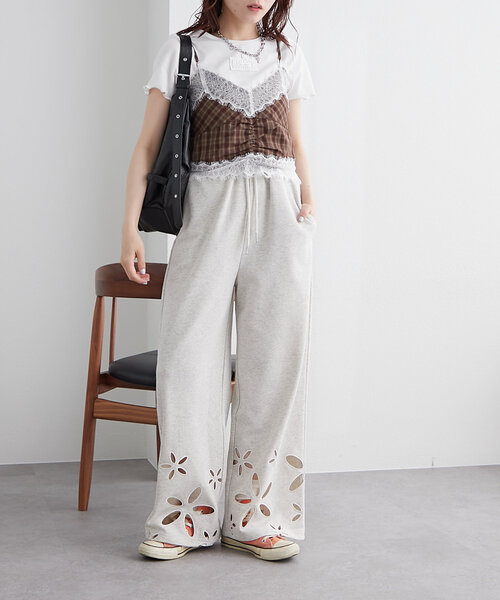w closet(ダブルクローゼット)の「【2サイズ展開】フラワーアイレットスウェットパンツ(その他パンツ・レディース・グレー/アイボリー・0/1)」の8枚目の写真