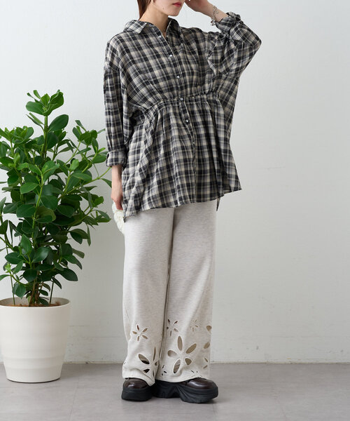 w closet(ダブルクローゼット)の「【2サイズ展開】フラワーアイレットスウェットパンツ(その他パンツ・レディース・グレー/アイボリー・0/1)」の17枚目の写真