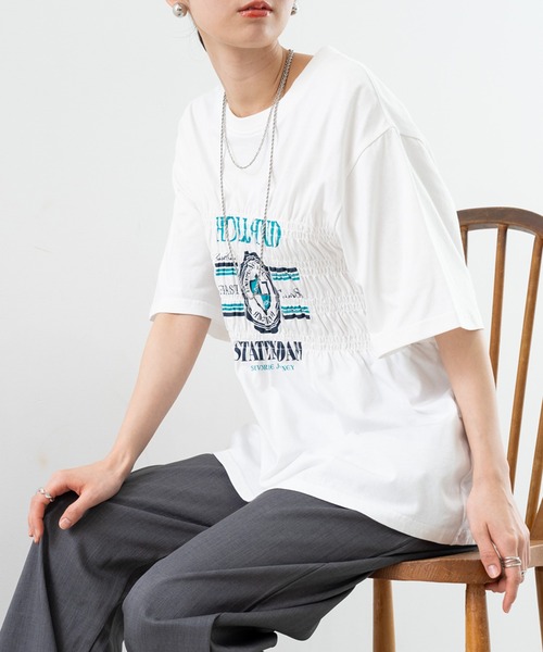 SABUROKU(サブロク)の「【SABUROKU】 今季の マストアイテム フロント シャーリング Tシャツ が登場!(Tシャツ/カットソー・レディース・ホワイト/チャコールグレー・M)」の1枚目の写真