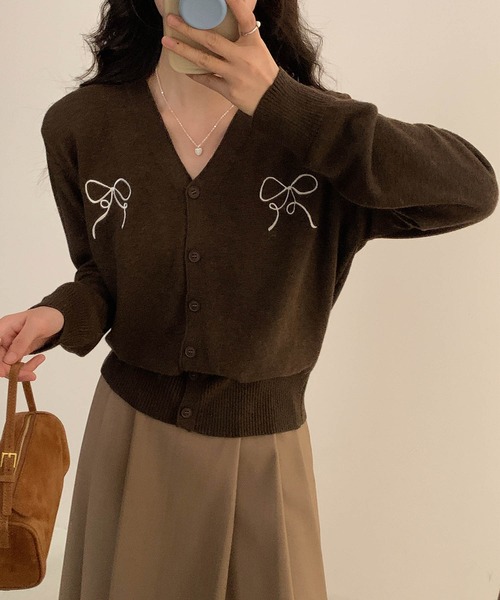 aimoha(アイモハ)の「【aimoha】リボン刺繍Vネックニットカーディガン(カーディガン/ボレロ・レディース・ライトベージュ/チョコ/ネイビー/ライトグレー/ブルー/グレー・FREE)」の3枚目の写真