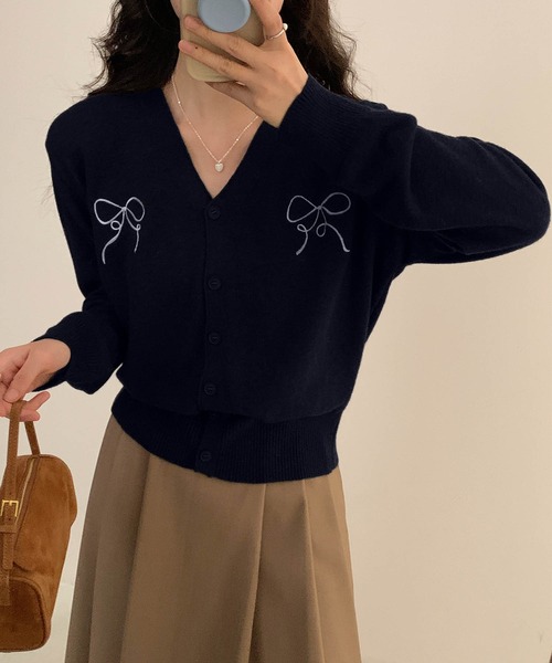 aimoha(アイモハ)の「【aimoha】リボン刺繍Vネックニットカーディガン(カーディガン/ボレロ・レディース・ライトベージュ/チョコ/ネイビー/ライトグレー/ブルー/グレー・FREE)」の5枚目の写真