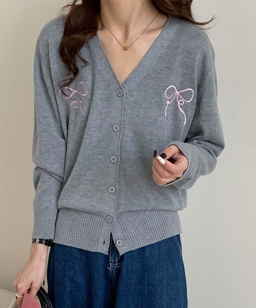 aimoha(アイモハ)の「【aimoha】リボン刺繍Vネックニットカーディガン(カーディガン/ボレロ・レディース・ライトベージュ/チョコ/ネイビー/ライトグレー/ブルー/グレー・FREE)」の2枚目の写真