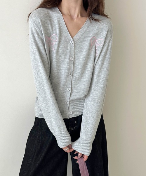 aimoha(アイモハ)の「【aimoha】リボン刺繍Vネックニットカーディガン(カーディガン/ボレロ・レディース・ライトベージュ/チョコ/ネイビー/ライトグレー/ブルー/グレー・FREE)」の1枚目の写真