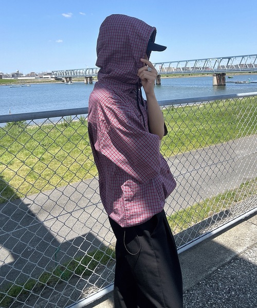 UNDERSTATEMENTs(アンダーステイトメント)の「【ユニセックス】半袖チェックシャツパーカー/フーディ(シャツ/ブラウス・メンズ・ブルー/レッド・MEDIUM/LARGE)」の2枚目の写真