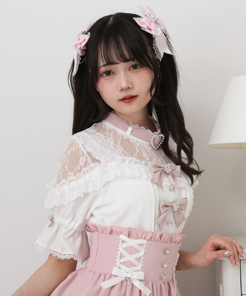 DearMyLove（ディアマイラブ）の「ハートビジューリボンオフショル風レースブラウス（シャツ/ブラウス・レディース・ブラック/ベビーピンク/ホワイト×ブラック/ホワイト×ピンク・3L/LL/LARGE/MEDIUM）」の2枚目の写真