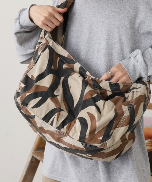 made in standard (メイドインスタンダード)の「MADE IN STANDARD / メイドインスタンダード PRINTED NEWSPAPER BAG バッグ メンズ 秋物 秋服 2026年秋冬(ショルダーバッグ・メンズ・ブラウン/カーキ/グレー・FREE)」の3枚目の写真