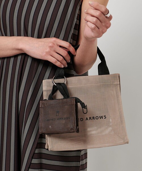 UNITED ARROWS(ユナイテッドアローズ)の「マイクロミニ ロゴ メッシュ トートバッグ チャーム(その他雑貨・レディース・ベージュ/ダークブラウン/グレー系・FREE)」の5枚目の写真
