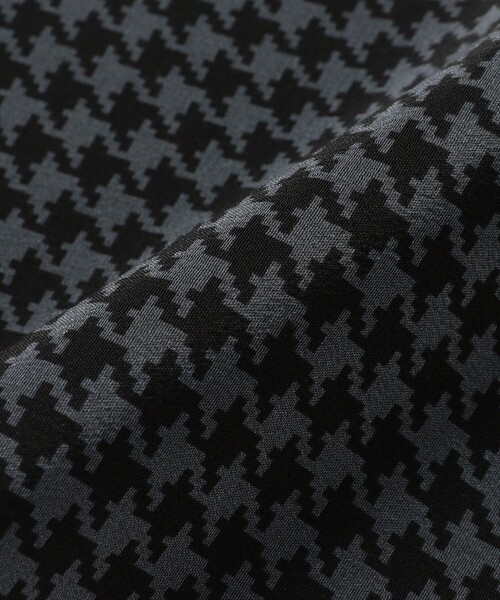 BEAMS F（ビームスエフ）の「Holliday & Brown / シルク ハウンドトゥース柄 スカーフ（マフラー・メンズ・グレー/ブラック・ONE SIZE）」の4枚目の写真