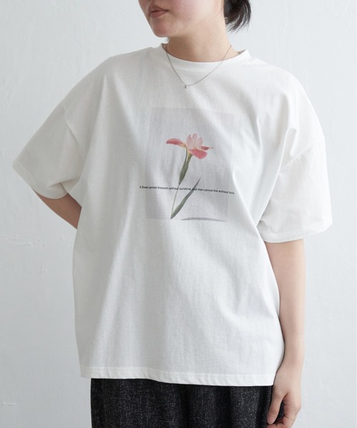VENCEEXCHANGE(ヴァンスエクスチェンジ)の「綿天竺フラワープリントTシャツ(Tシャツ/カットソー・レディース・その他1/ブラック/オフホワイト・FREE)」の2枚目の写真