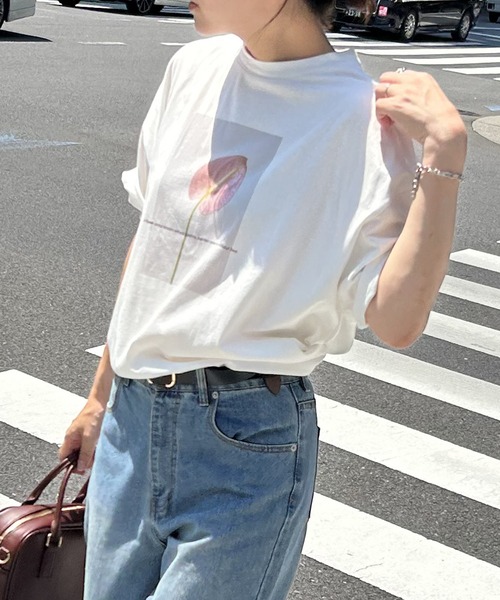 VENCEEXCHANGE(ヴァンスエクスチェンジ)の「綿天竺フラワープリントTシャツ(Tシャツ/カットソー・レディース・その他1/ブラック/オフホワイト・FREE)」の4枚目の写真