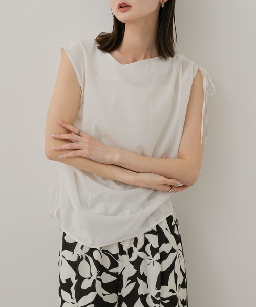 SENSE OF PLACE by URBAN RESEARCH（センスオブプレイスバイアーバンリサーチ）の「アシンメトリーシャーリングトップ（シャツ/ブラウス・レディース・ベージュ/アイボリー/ネイビー・ONE）」の2枚目の写真