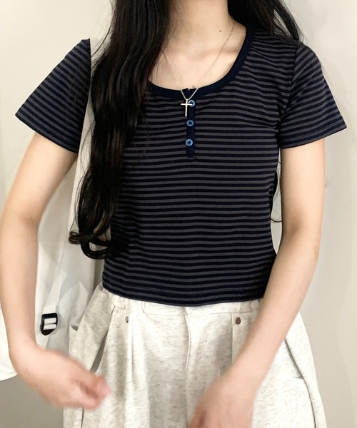 SHEPP（シープ）の「【新色追加】コンパクト ボーダーヘンリーネックTシャツ スタイルアップ 半袖トップス（Tシャツ/カットソー・レディース・グレー/ライトグレー・M）」の4枚目の写真