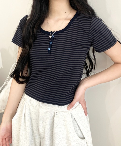 SHEPP（シープ）の「【新色追加】コンパクト ボーダーヘンリーネックTシャツ スタイルアップ 半袖トップス（Tシャツ/カットソー・レディース・グレー/ライトグレー・M）」の6枚目の写真